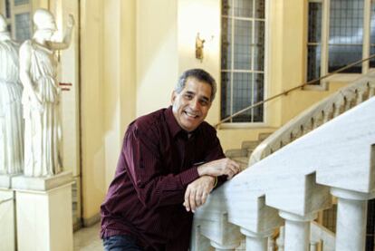 Salomón Raydán, emprendedor social, en las escaleras del Círculo de Bellas Artes.
