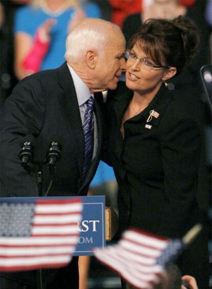 El republicano John McCain saluda a Sarah Palin, elegida para concurrir como vicepresidenta.