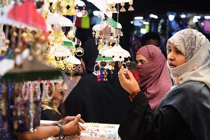 Una mujer compra en un mercado antes de la fiesta de Eid al-Fitr en Karachi, Pakistán.