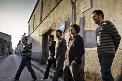 Los miembros de Oliva Trencada en su barrio de La Soledad, en Palma de Mallorca.