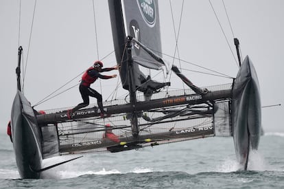 Land Rover BAR, patroneado por Sir Ben Ainslie, durante una carrera de prueba en el segundo día de la serie de la Copa Mundial de la Louis Vuitton América el 24 de julio de 2015, de Portsmouth, Inglaterra.