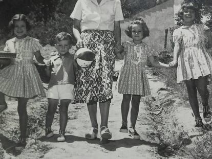 Laforet y sus hijos en 1955.