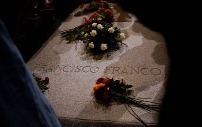 Flores en la tumba de Franco, este viernes en el Valle de los Caídos.