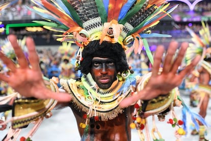 Uno de los bailarines que homenajea la cultura yanomami.