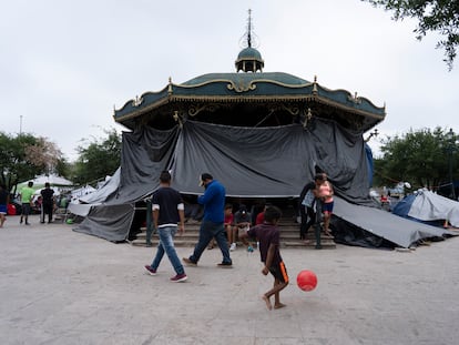 Campamento de migrantes en la plaza central de Reynosa, Tamaulipas.