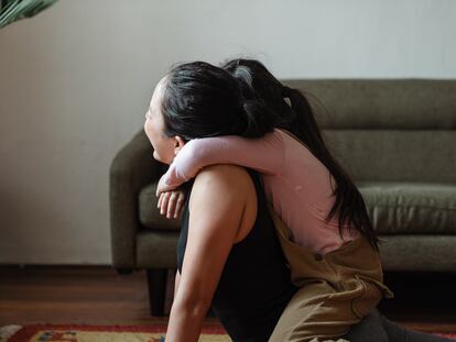 Una niña se abraza a su madre.