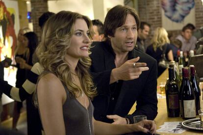 <p>La serie 'Californication' fue revolucionaria en su día por tener a un protagonista adicto al sexo, Hank (David Duchovny), con unas fantasías y preferencias sexuales que no serían dignas de ser escritas en una web digna como esta (aunque los espectadores recordarán, por ejemplo, la escena que abría la serie y lo que ocurría en ella). Así que era obvio que la actividad sexual de Hank iba a ser alta. La propia cadena que emitía la serie, Showtime, <a href="http://www.sho.com/galleries/921" target="_blank">incluyó en su web una fotogalería</a> de todas las conquistas de Hank durante la serie, cuyo número asciende a 21. Puede parecer poco, pero hay que tener en cuenta que aquí no se cuentan todas las que el personaje tuvo antes de que comenzase la trama. De ser así, Hank podría ser 'el ganador' de esta lista.</p>