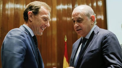 El ministro del Interior, Jorge Fern&aacute;ndez D&iacute;az (d), conversa con Emilio Butrague&ntilde;o (i), director de Relaciones Internacionales del Real Madrid. 