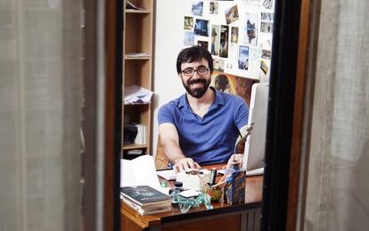El actor Israel Elejalde, en el escritorio de su piso de Malasa&ntilde;a (Madrid).