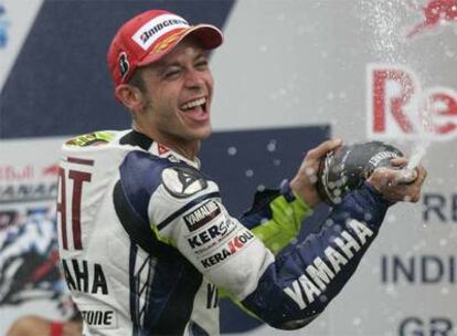 Valentino Rossi celebra su triunfo en el Gran Premio de Indianápolis