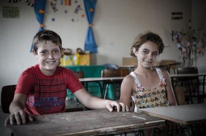 Lucivânio Luis de Sá y Maria Eduarda de Carvalho, ambos de 10 años, estudian el quinto año en una escuela con distintos niveles. En su clase, que comparten con los de cuarto año, hay dos analfabetos. "Cuando tenemos exámaenes tenemos que terminar antes el nuestro y después leer las preguntas para que ellos respondan", cuenta el niño.