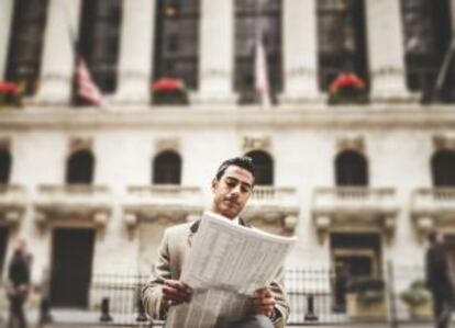 Um homem lê jornal em Nova York, território de ‘Mad Men’.
