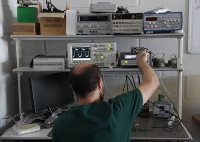 Un trabajador en el área de calibración.