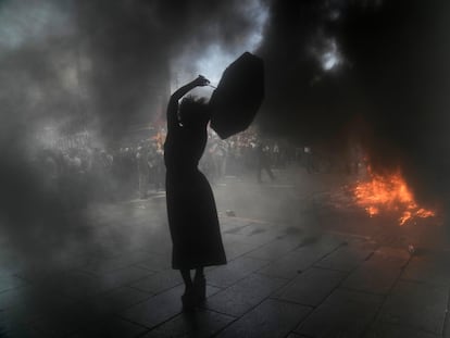 Una mujer grita consignas contra el acuerdo del gobierno argentino con el FMI sobre la deuda durante una manifestación el 10 de marzo de 2022, en Buenos Aires.