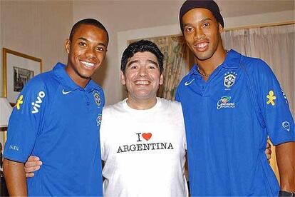 Maradona, rodeado por Robinho y Ronaldinho.