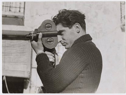 Robert Capa em um de seus retratos mais difundidos.