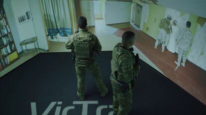 Decoración del interior de una vivienda en uno de los entrenamientos militares de Virtra. |