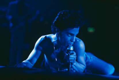 Prince se presentó a sí mismo como un erotómano que creció al calor de las revistas porno de su madre. En la imagen, el cantante durante un concierto en Londres en 1986.