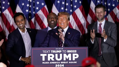 Donald Trump, tras las primarias de New Hampshire, con Vivek Ramaswamy y Tim Scott, los dos a la izquierda tras el expresidente.