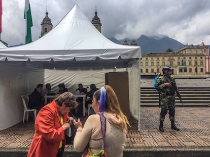 Un puesto de votación en la Plaza Bolívar, en el centro de Bogotá.