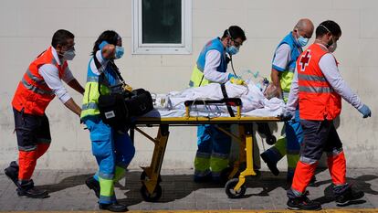 Health workers transfer a patient at Madrid‘s 12 de Octubre hospital on September 2.