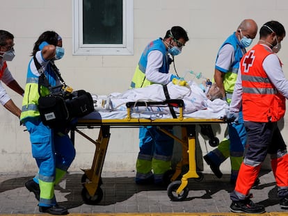 Sanitarios trasladan a un paciente al hospital madrileño 12 de Octubre, este miércoles.