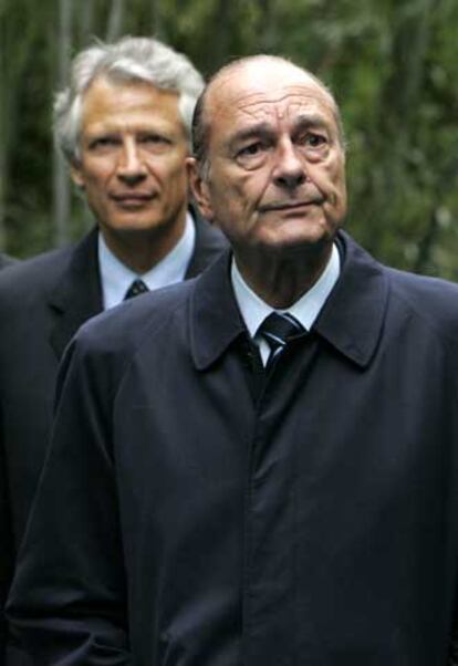 Jacques Chirac delante de Dominique de Villepin en un acto esta mañana en un homenaje a las víctimas de la esclavitud.