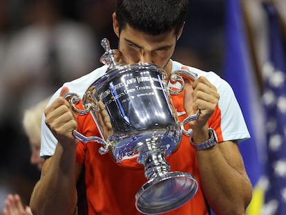 Carlos Alcaraz besa el trofeo de campeón en la pista Arthur Ashe de Nueva York.