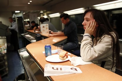 Dolores, de 22 años, vuelve a su pueblo, Castiñeira, después de pasar dos días en Madrid. Ha ido a visitar a un chico que conoció a través de un chat. Media hora después de salir de Chamartín, acude a la cafetería para cenar un bocadillo de bacon con queso. No espera dormir mucho durante el trayecto: "Este tren es muy incómodo", se lamenta.