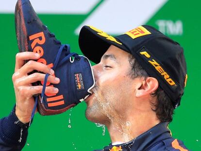 Ricciardo bebe de su bota para celebrar el triunfo.
