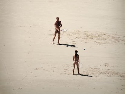Nudistas en una playa asturiana.