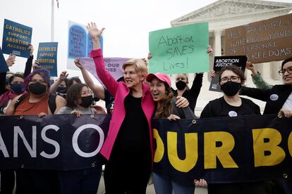 La senadora demócrata Elizabeth Warren, junto a un grupo de manifestantes a favor del derecho al aborto este martes ante la sede del Tribunal Supremo en Washington.