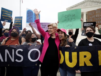 La senadora demócrata Elizabeth Warren, junto a un grupo de manifestantes a favor del derecho al aborto este martes ante la sede del Tribunal Supremo en Washington.