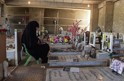 La viuda de un miliciano de Hezbolá visita la tumba de su marido en el nuevo cementerio en construcción de los mártires de Hezbolá en Dahie, periferia sur de Beirut.