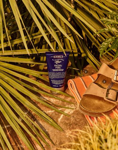 <b>1. Crema energizante para hombre Facial Fuel, de Kiehl’s.</b> 25 euros. <b>2. Sandalias de cuero de Birkenstock.</b> 75 euros. <b>3. Esterilla de Paula’s Loewe.</b> 550 euros.