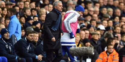 Mourinho y Diego Costa en el banquillo del Chelsea.