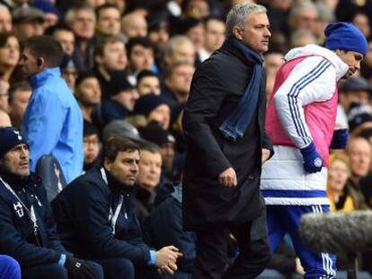 Mourinho y Diego Costa en el banquillo del Chelsea.