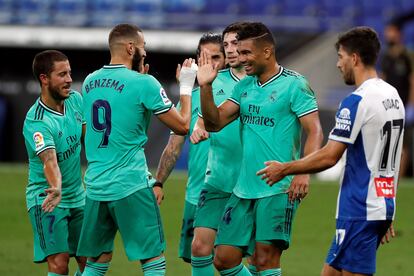 Casemiro agradece a Benzema la asistencia para su gol al Espanyol.