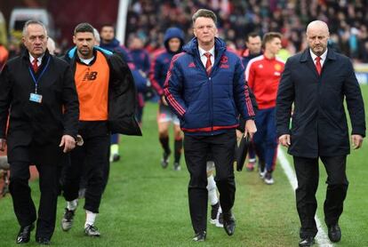 Van Gaal abandona el campo del Stoke tras la derrota del Manchester United. 