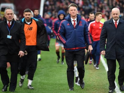 Van Gaal abandona el campo del Stoke tras la derrota del Manchester United.