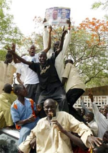 Un grupo de jóvenes celebra el triunfo de Obasanjo, hoy en el Estado de Kano.