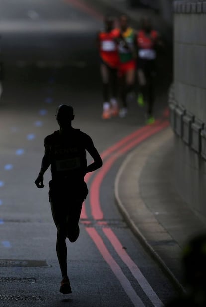 El keniata Wilson Kipsang Kiprotich atraviesa un túnel londinense.