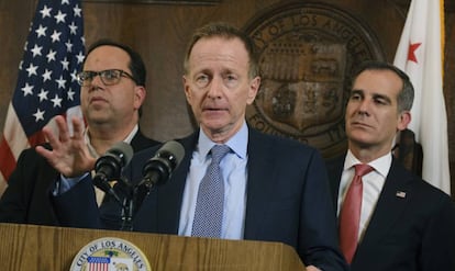 De izquierda a derecha, Alex Caputo-Pearl, Austin Beutner y Eric Garcetti anuncian el acuerdo. 