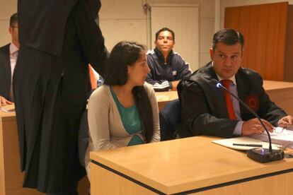 Melisa Abelleira junto a su abogado, Luciano Prado, y al fondo, Ventura Lustres.