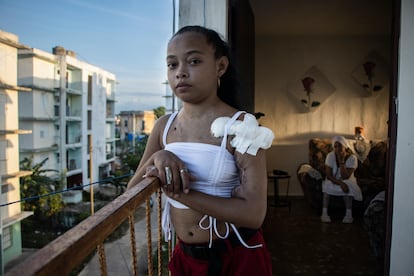 Ayamey Valds Bola?o en su casa de La Habana.