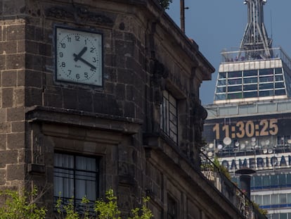 El reloj de la Torre Latinoamericana en el Centro Histórico de la Ciudad de México.