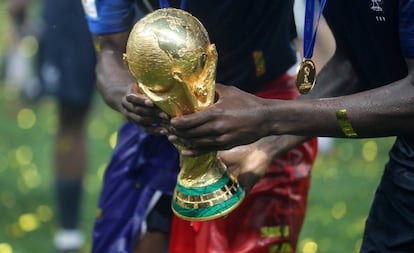 A taça da Copa em 2018, na Rússia.