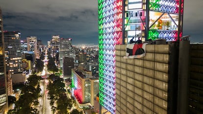 Vista aérea de avenida Reforma, en el centro de Ciudad de México, momentos antes de que se revelara la manta.