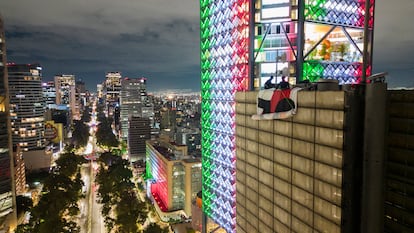 Vista aérea de avenida Reforma, en el centro de Ciudad de México, momentos antes de que se revelara la manta. 