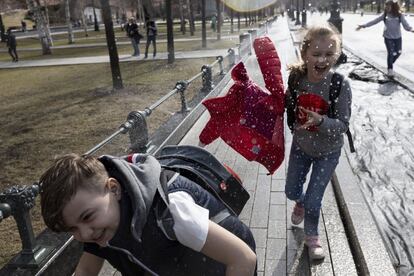 Niños corren cerca de una fuente en Moscú (Rusia), el 13 de abril de 2021.